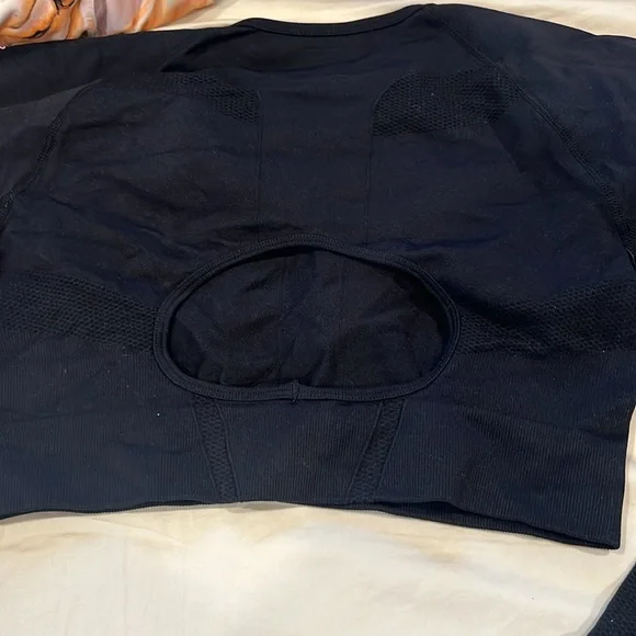 Amazon black Spandex workout top with cutout back - Picture 6 of 7